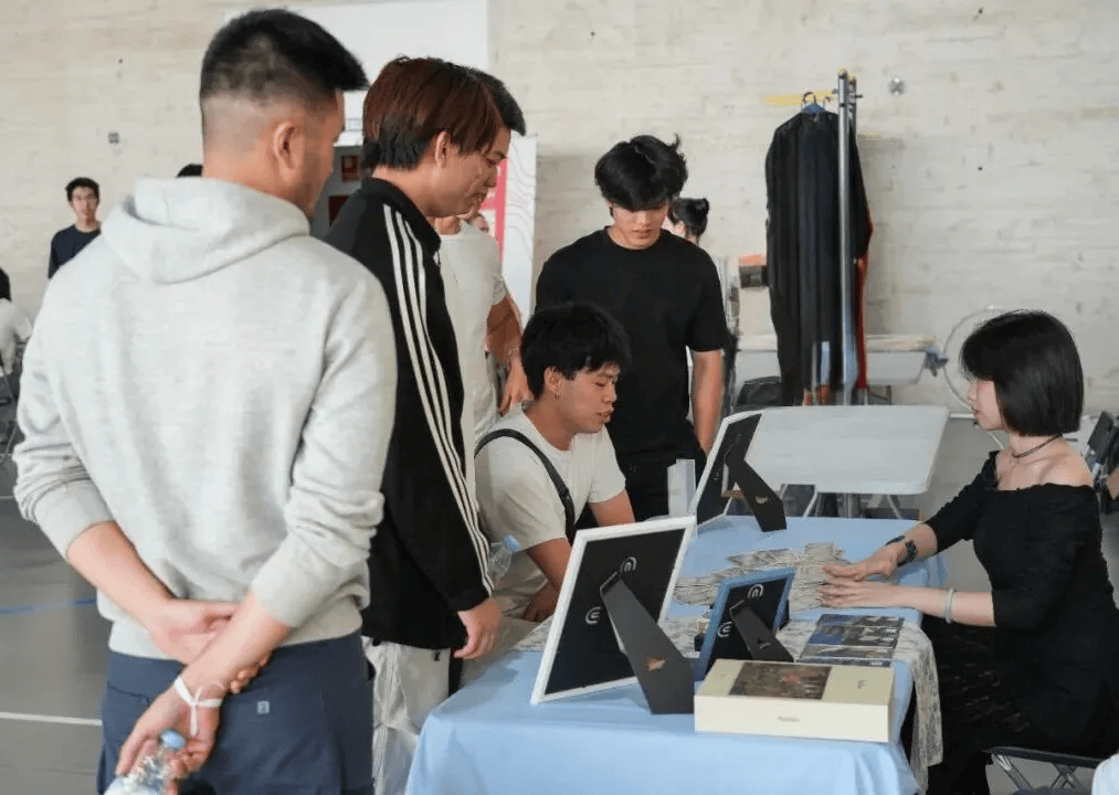 大学生趣味运动会如何让中西青年“玩”成一片?开元棋牌试玩汉服、塔罗、运动破冰!第二届中西(图3) 大学生趣味运动会如何让中西青年“玩”成一片?开元棋牌试玩汉服、塔罗、运动破冰!第二届中西(图3)