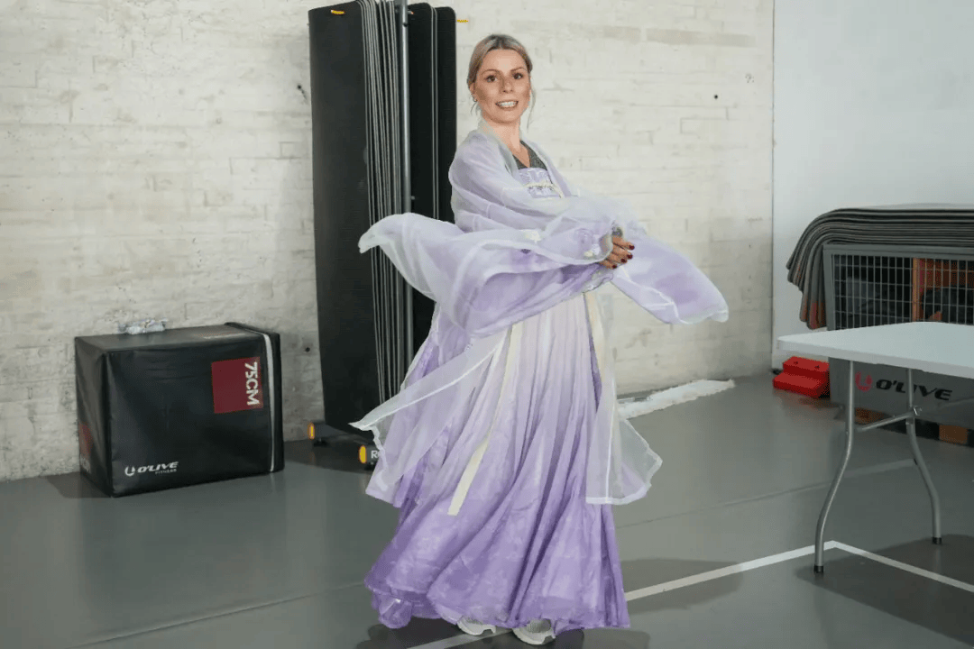 大学生趣味运动会如何让中西青年“玩”成一片?开元棋牌试玩汉服、塔罗、运动破冰!第二届中西(图4) 大学生趣味运动会如何让中西青年“玩”成一片?开元棋牌试玩汉服、塔罗、运动破冰!第二届中西(图4)